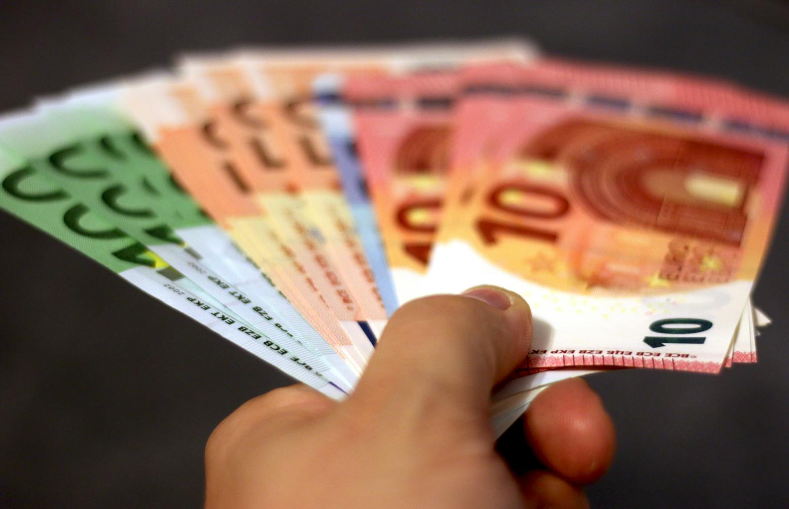 Combien rapporte 100 000 euros placés par mois : Analyse et projections
