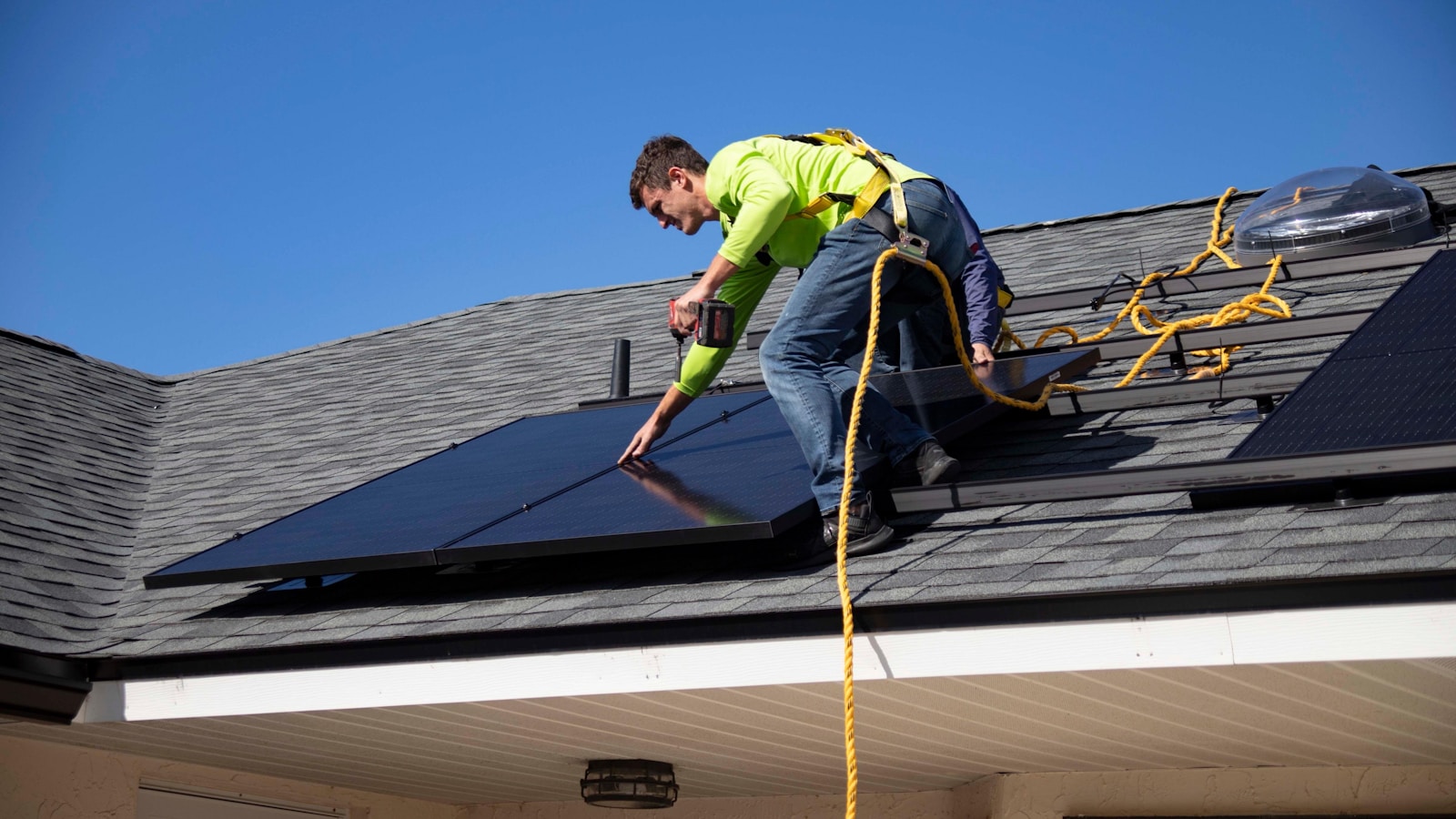 Combien rapporte 100 m2 de panneau solaire : Guide pour estimer vos gains