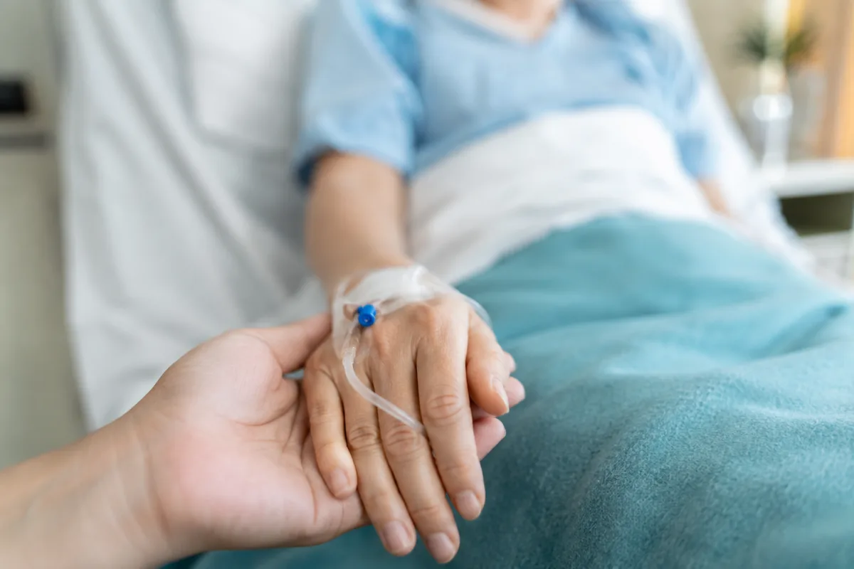 Gros plan sur un document de remboursement de frais hospitaliers posé sur un bureau