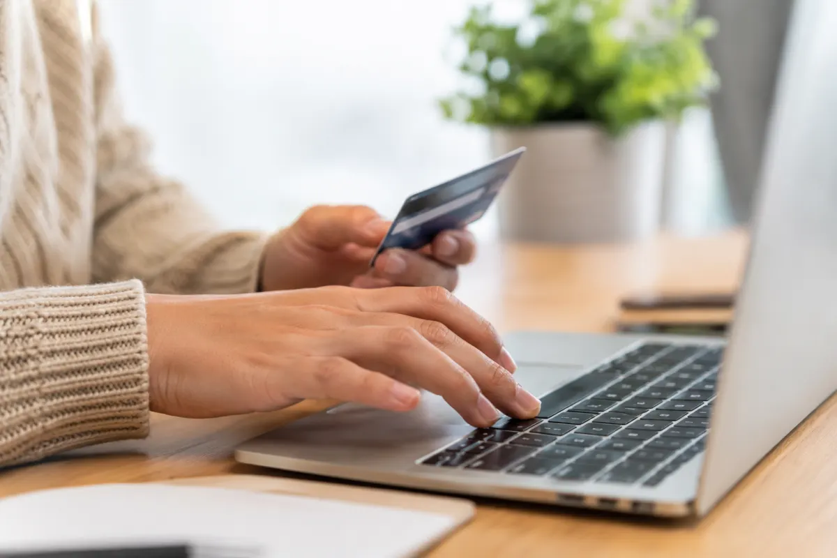 Souscrire une mutuelle en ligne à effet immédiat : ce qu'il faut vraiment savoir Gros plan sur une main qui clique sur le bouton de validation d'un contrat mutuelle sur écran de tablette