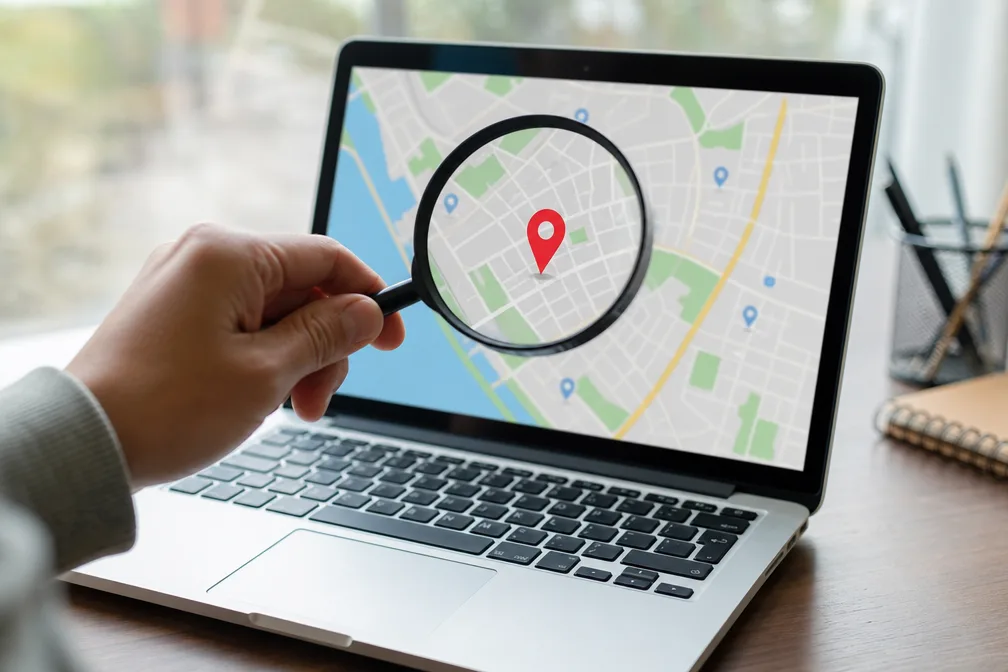 Main posée sur un clavier d'ordinateur rédigeant un courrier postal adressé à un service client