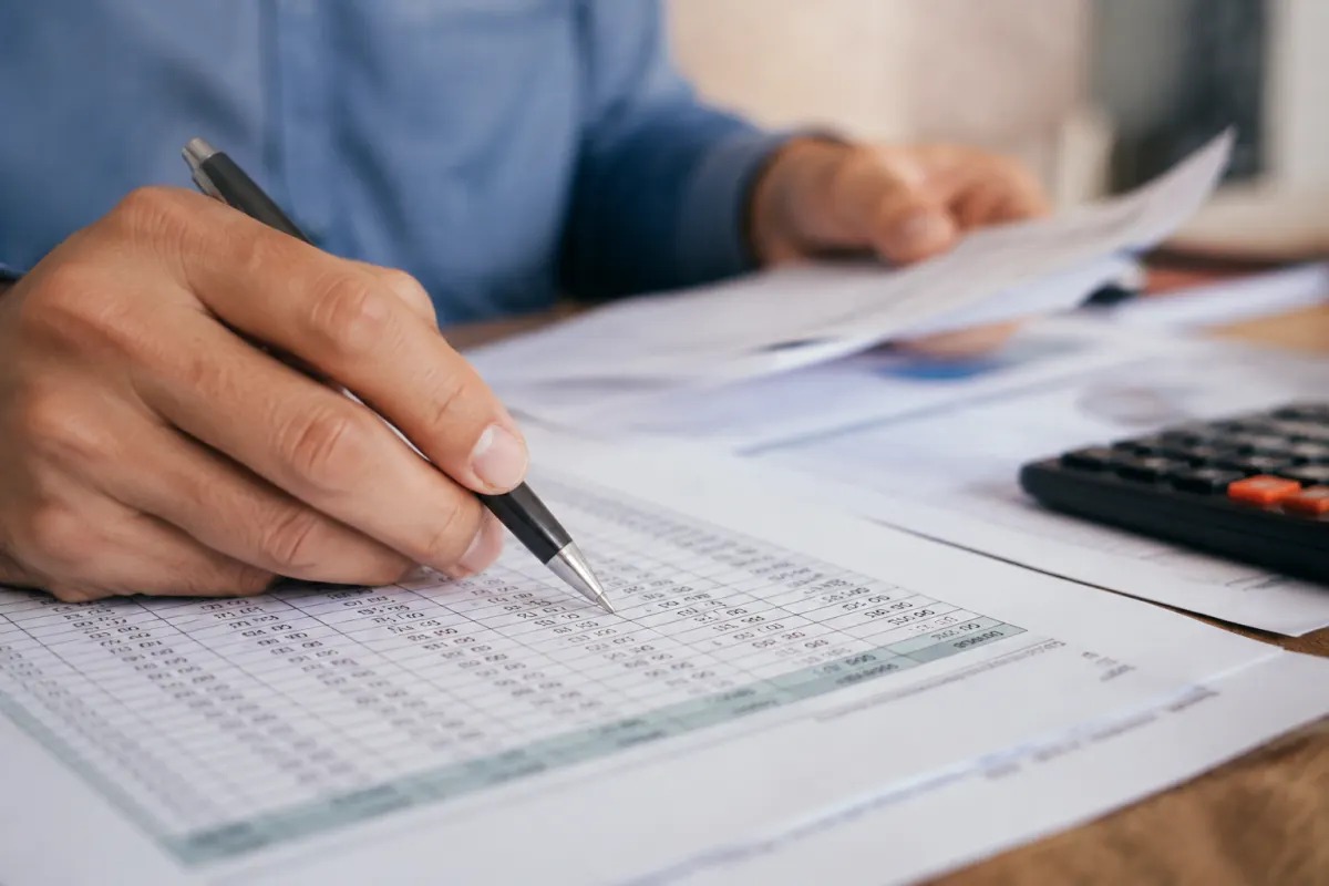 Gros plan sur un contrat d'assurance-vie posé sur une table avec un stylo à bille