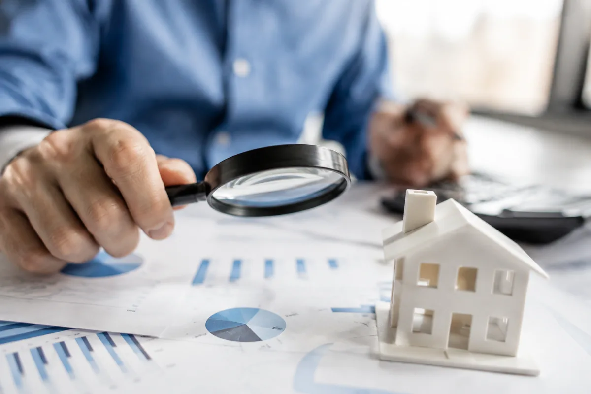 Gros plan sur un bulletin de souscription d'investissement immobilier posé sur un bureau