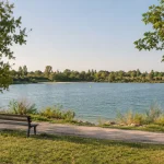 Pourquoi le lac d’emprunt à Meyzieu mérite votre attention lors d&rsquo;une balade