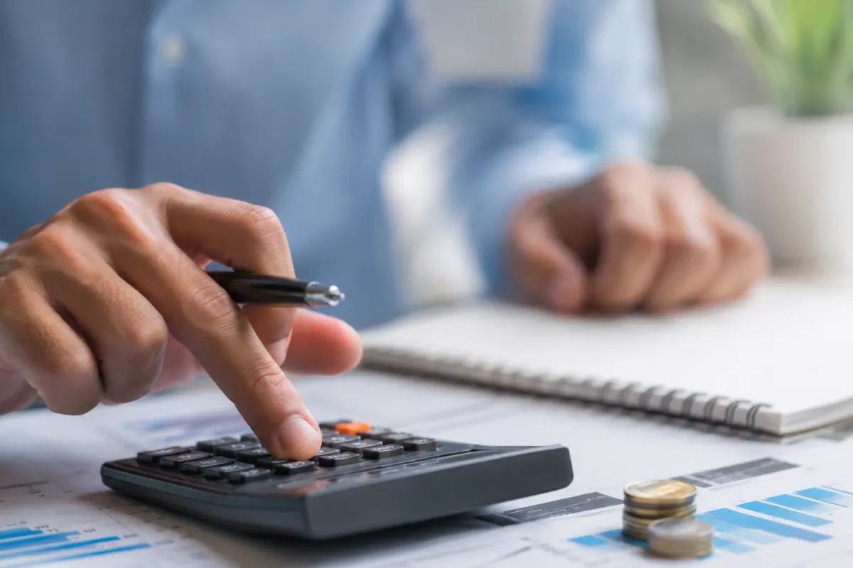 Gros plan sur un bilan comptable sur écran d ordinateur montrant des lignes de déduction